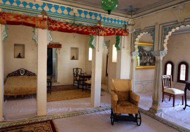 UDAIPUR RAJASTHAN INDIA - 02 20 2023: Şehir Sarayı, Udaipur 'da Hindistan' ın Rajasthan eyaletinde yer alan bir saray kompleksi. Yaklaşık 400 yıllık bir zaman diliminde inşa edildi.