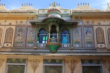 UDAIPUR RAJASTHAN INDIA - 02 20 2023: Şehir Sarayı, Udaipur 'da Hindistan' ın Rajasthan eyaletinde yer alan bir saray kompleksi. Yaklaşık 400 yıllık bir zaman diliminde inşa edildi.