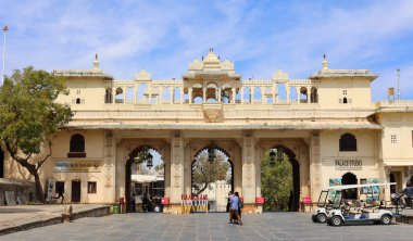 UDAIPUR RAJASTHAN INDIA - 02 20 2023: Şehir Sarayı, Udaipur 'da Hindistan' ın Rajasthan eyaletinde yer alan bir saray kompleksi. Yaklaşık 400 yıllık bir zaman diliminde inşa edildi.,