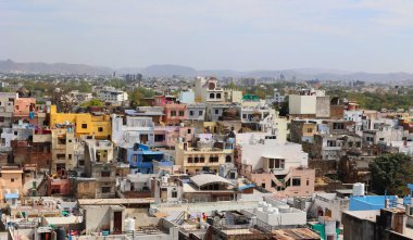 UDAIPUR RAJASTHAN INDIA - 02 20 2023: Udaipur hava panoramik görüntüsü Hindistan 'ın Rajasthan eyaletindeki Udaipur Şehir Sarayı' ndan    