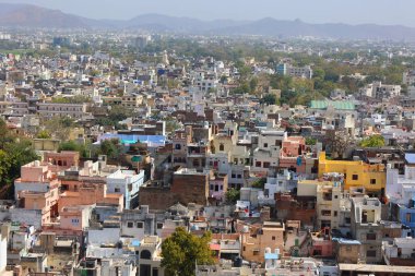 UDAIPUR RAJASTHAN INDIA - 02 20 2023: Udaipur hava panoramik görüntüsü Hindistan 'ın Rajasthan eyaletindeki Udaipur Şehir Sarayı' ndan