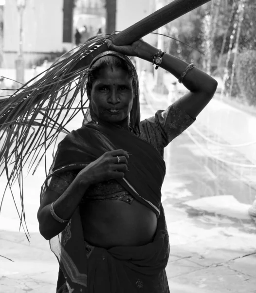 Udaipur Rajasthan India 2023 Indiase Vrouw Die Tuin Werkt — Stockfoto