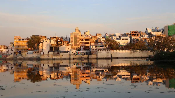 Udaipur Rajasthan India 2023 Constructies Langs Oever Van Het Meer — Stockfoto
