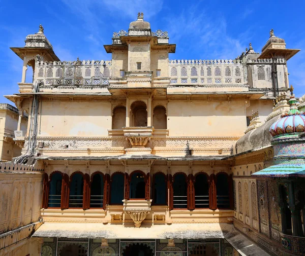 Udaipur Rajasthan India 2023 乌代普尔市宫 City Palace Udaipur 是一座位于印度拉贾斯坦邦乌代普尔市的宫殿建筑群 它是在将近400年的时间里建成的 — 图库照片