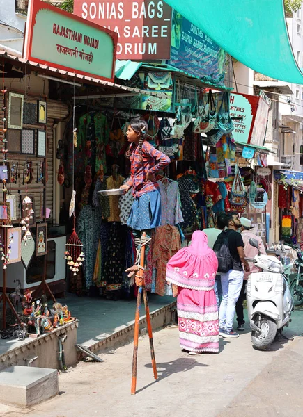 Udaipur Rajasthan India 2023 Joven Gitana Identificada Zancos Calle Udaipur — Foto de Stock