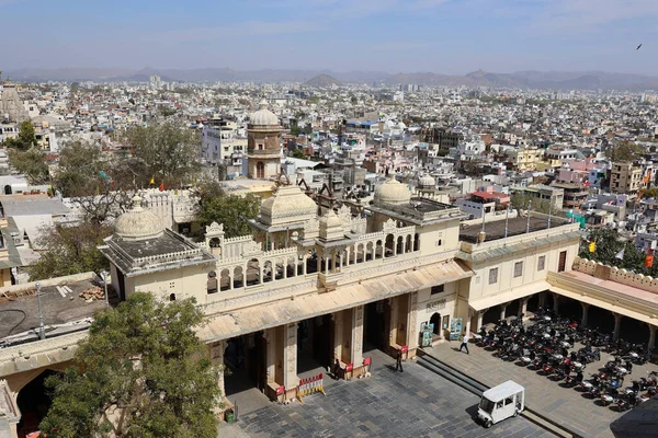 UDAIPUR RAJASTHAN INDIA - 02 20 2023: Şehir Sarayı, Udaipur 'da Hindistan' ın Rajasthan eyaletinde yer alan bir saray kompleksi. Yaklaşık 400 yıllık bir zaman diliminde inşa edildi.