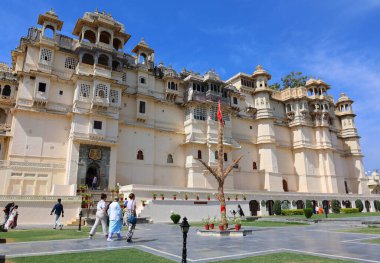 UDAIPUR RAJASTHAN INDIA - 02 20 2023: Şehir Sarayı, Udaipur 'da Hindistan' ın Rajasthan eyaletinde yer alan bir saray kompleksi. Yaklaşık 400 yıllık bir zaman diliminde inşa edildi.