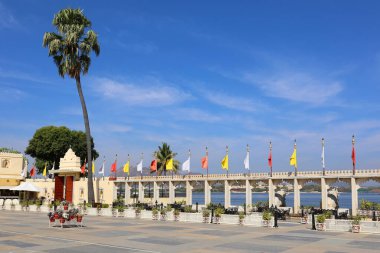 UDAIPUR RAJASTHAN INDIA - 02 20 2023: Lake Palace (resmi adıyla Jag Niwa), Mewar kraliyet hanedanının eski bir yazlık sarayı..