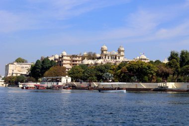 UDAIPUR RAJASTHAN INDIA - 02 20 2023: Lake Palace (resmi adıyla Jag Niwa), Mewar kraliyet hanedanının eski bir yazlık sarayı..