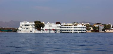 UDAIPUR RAJASTHAN INDIA - 02 20 2023: Lake Palace (resmi adıyla Jag Niwa), Mewar kraliyet hanedanının eski bir yazlık sarayı..