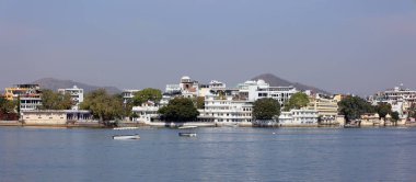 UDAIPUR RAJASTHAN INDIA - 02 20 2023: Lake Palace (resmi adıyla Jag Niwa), Mewar kraliyet hanedanının eski bir yazlık sarayı..