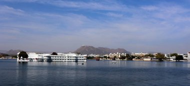 UDAIPUR RAJASTHAN INDIA - 02 20 2023: Lake Palace (resmi adıyla Jag Niwa), Mewar kraliyet hanedanının eski bir yazlık sarayı..