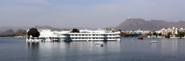 UDAIPUR RAJASTHAN INDIA - 02 20 2023: Lake Palace (resmi adıyla Jag Niwa), Mewar kraliyet hanedanının eski bir yazlık sarayı..