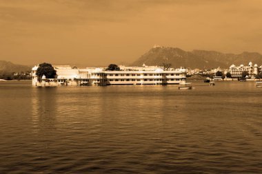 UDAIPUR RAJASTHAN INDIA - 02 20 2023: Lake Palace (resmi adıyla Jag Niwa), Mewar kraliyet hanedanının eski bir yazlık sarayı..