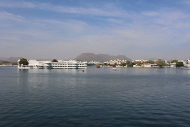 UDAIPUR RAJASTHAN INDIA - 02 20 2023: Lake Palace (resmi adıyla Jag Niwa), Mewar kraliyet hanedanının eski bir yazlık sarayı..