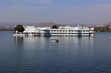 UDAIPUR RAJASTHAN INDIA - 02 20 2023: Lake Palace (resmi adıyla Jag Niwa), Mewar kraliyet hanedanının eski bir yazlık sarayı..