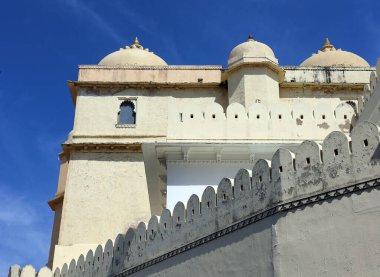UDAIPUR RAJASTHAN INDIA - 02 20 2023: Şehir Sarayı, Udaipur 'da Hindistan' ın Rajasthan eyaletinde yer alan bir saray kompleksi. Yaklaşık 400 yıllık bir zaman diliminde inşa edildi.