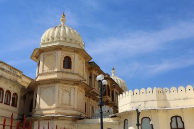 UDAIPUR RAJASTHAN INDIA - 02 20 2023: Şehir Sarayı, Udaipur 'da Hindistan' ın Rajasthan eyaletinde yer alan bir saray kompleksi. Yaklaşık 400 yıllık bir zaman diliminde inşa edildi.