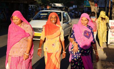 UDAIPUR RAJASTHAN INDIA - 02: 15 2023: Rajasthani kadınları renkli Hint sarileri giyiyorlar