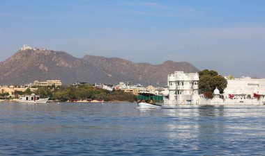 UDAIPUR RAJASTHAN INDIA - 02 20 2023: Lake Palace (resmi adıyla Jag Niwa), Mewar kraliyet hanedanının eski bir yazlık sarayı.. 