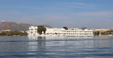 UDAIPUR RAJASTHAN INDIA - 02 20 2023: Lake Palace (resmi adıyla Jag Niwa), Mewar kraliyet hanedanının eski bir yazlık sarayı..