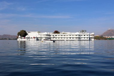 UDAIPUR RAJASTHAN INDIA - 02 20 2023: Lake Palace (resmi adıyla Jag Niwa), Mewar kraliyet hanedanının eski bir yazlık sarayı..