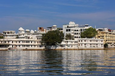 UDAIPUR RAJASTHAN INDIA - 02 20 2023: Lake Palace (resmi adıyla Jag Niwa), Mewar kraliyet hanedanının eski bir yazlık sarayı..