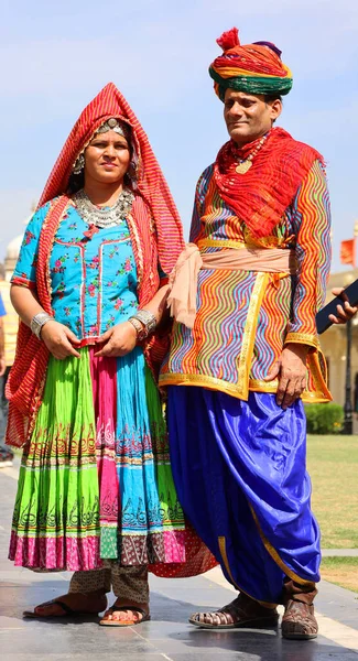 Udaipur Rajasthan India 2023 Casal Indiano Trajes Nacionais Rajasthan Sari — Fotografia de Stock