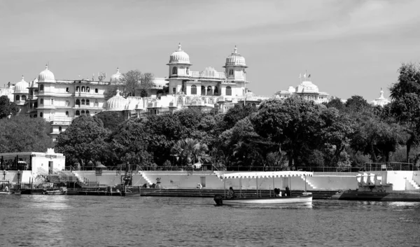 Udaipur Rajasthan India 2023年 レイクパレス 正式にはJag Niwasとして知られています ムエール王朝の元夏の宮殿で 現在はホテルになっています — ストック写真