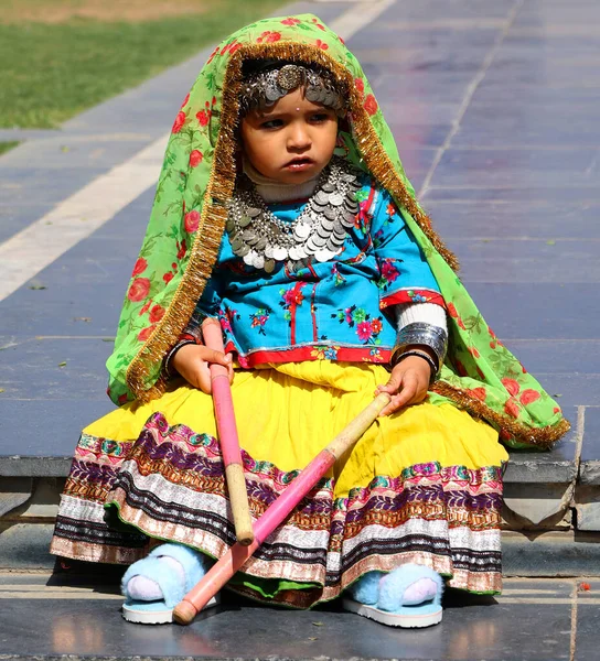 Udaipur Rajasthan India 2023 Ulusal Rajasthan Sari Kostümlü Hintli Küçük — Stok fotoğraf