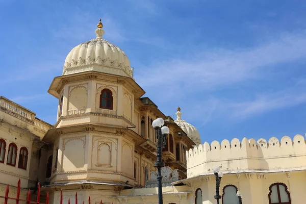 Udaipur Rajasthan India 2023 乌代普尔市宫 City Palace Udaipur 是一座位于印度拉贾斯坦邦乌代普尔市的宫殿建筑群 它是在将近400年的时间里建成的 — 图库照片#