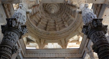 RANAKPUR RAJASTHAN INDIA - 02 13 2023: Ranakpur Jain tapınağı veya Chaturmukha Dharana Vihara 'nın detayları Ranakpur' da Tirthankara Rishabhanatha 'ya adanmış bir vetambara Jain tapınağıdır..