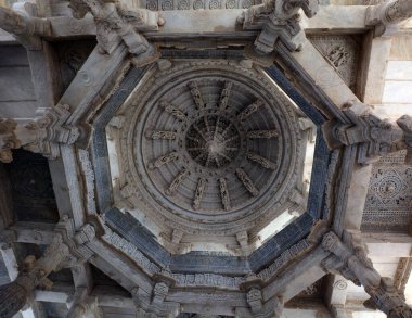 RANAKPUR RAJASTHAN INDIA - 02 13 2023: Ranakpur Jain tapınağı veya Chaturmukha Dharana Vihara 'nın detayları Ranakpur' da Tirthankara Rishabhanatha 'ya adanmış bir vetambara Jain tapınağıdır.. 