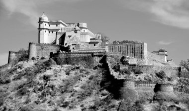 KUKMBHALGARH RAJASTHAN INDIA - 02 23 2023: Kumbhal kalesi veya Büyük Hindistan Seddi, Rajsamand şehrinin 48 km batısındaki Aravalli Tepeleri 'nin batısında bulunan bir Mewar kalesidir.