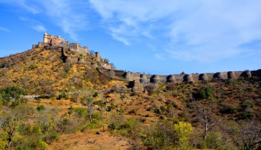 KUKMBHALGARH RAJASTHAN INDIA - 02 23 2023: Kumbhal kalesi veya Büyük Hindistan Seddi, Rajsamand şehrinin 48 km batısındaki Aravalli Tepeleri 'nin batısında bulunan bir Mewar kalesidir.
