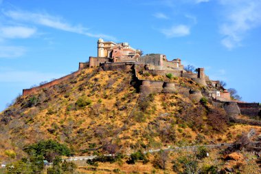 KUKMBHALGARH RAJASTHAN INDIA - 02 23 2023: Kumbhal kalesi veya Büyük Hindistan Seddi, Rajsamand şehrinin 48 km batısındaki Aravalli Tepeleri 'nin batısında bulunan bir Mewar kalesidir.