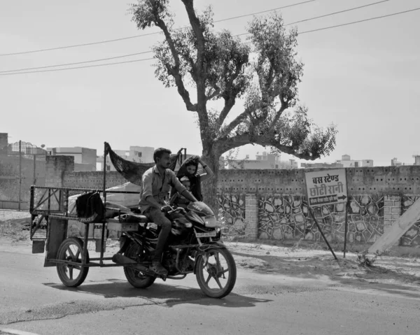 Pareja Caballo Moto Con Carro India —  Fotos de Stock
