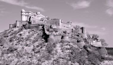 KUKMBHALGARH RAJASTHAN INDIA - 02 23 2023: Kumbhal kalesi veya Büyük Hindistan Seddi, Rajsamand şehrinin 48 km batısındaki Aravalli Tepeleri 'nin batısında bulunan bir Mewar kalesidir.