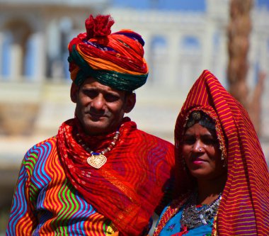 UDAIPUR RAJASTHAN INDIA - 02 20 2023: Ulusal Rajasthan sari kostümlü Hintli çift 
