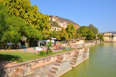 BUNDI RAJASTHAN INDIA - 02 17 2023: Taragarh Kalesi Bundi bölgesinde kurulmuş devasa bir mimaridir. Yıldız Kalesi olarak da bilinir, 16. yüzyılda inşa edilmiştir..