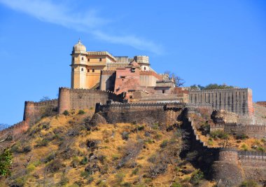KUKMBHALGARH RAJASTHAN INDIA - 02 23 2023: Kumbhal kalesi veya Büyük Hindistan Seddi, Rajsamand şehrinin 48 km batısındaki Aravalli Tepeleri 'nin batısında bulunan bir Mewar kalesidir.