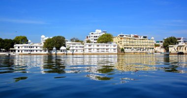 UDAIPUR RAJASTHAN INDIA - 02 20 2023: Lake Palace (resmi adıyla Jag Niwa), Mewar kraliyet hanedanının eski bir yazlık sarayı..