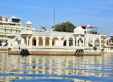 UDAIPUR RAJASTHAN INDIA - 02 20 2023: Lake Palace (resmi adıyla Jag Niwa), Mewar kraliyet hanedanının eski bir yazlık sarayı..