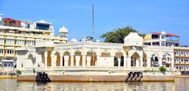 UDAIPUR RAJASTHAN INDIA - 02 20 2023: Lake Palace (resmi adıyla Jag Niwa), Mewar kraliyet hanedanının eski bir yazlık sarayı..