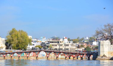 UDAIPUR RAJASTHAN INDIA - 02 20 2023: Lake Palace (resmi adıyla Jag Niwa), Mewar kraliyet hanedanının eski bir yazlık sarayı.. 