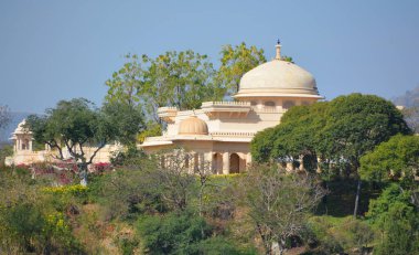 UDAIPUR RAJASTHAN INDIA - 02 20 2023: Lake Palace (resmi adıyla Jag Niwa), Mewar kraliyet hanedanının eski bir yazlık sarayı.. 