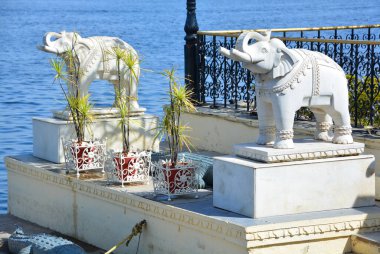 UDAIPUR RAJASTHAN INDIA - 02: 20 2023: Lake Palace 'daki fil heykeli (resmi adıyla Jag Niwa), Mewar kraliyet hanedanının eski bir yazlık sarayıdır.. 