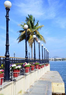 UDAIPUR RAJASTHAN INDIA - 02 20 2023: Lake Palace (resmi adıyla Jag Niwa), Mewar kraliyet hanedanının eski bir yazlık sarayı..  