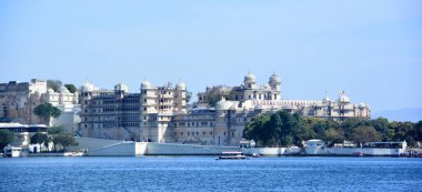 UDAIPUR RAJASTHAN INDIA - 02 20 2023: Şehir Sarayı, Udaipur 'da Hindistan' ın Rajasthan eyaletinde yer alan bir saray kompleksi. Yaklaşık 400 yıllık bir zaman diliminde inşa edildi.