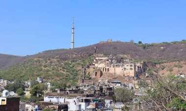 BUNDI RAJASTHAN INDIA - 02 17 2023: Taragarh Kalesi Bundi bölgesinde kurulmuş devasa bir mimaridir. Yıldız Kalesi olarak da bilinir, 16. yüzyılda inşa edilmiştir..